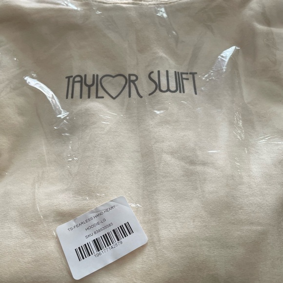 TAYLOR SWIFT | THE ERAS TOUR HEART
PHOTO HOODIE - Picture 10 of 13